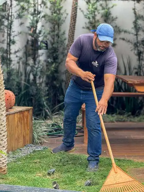 Este é o Manoel Gomes da Almeida Gomes Paisagismo em serviço.